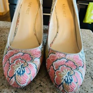 Nine West embroidered flower chunk 3.5" heels, 6.5 Medium womens.